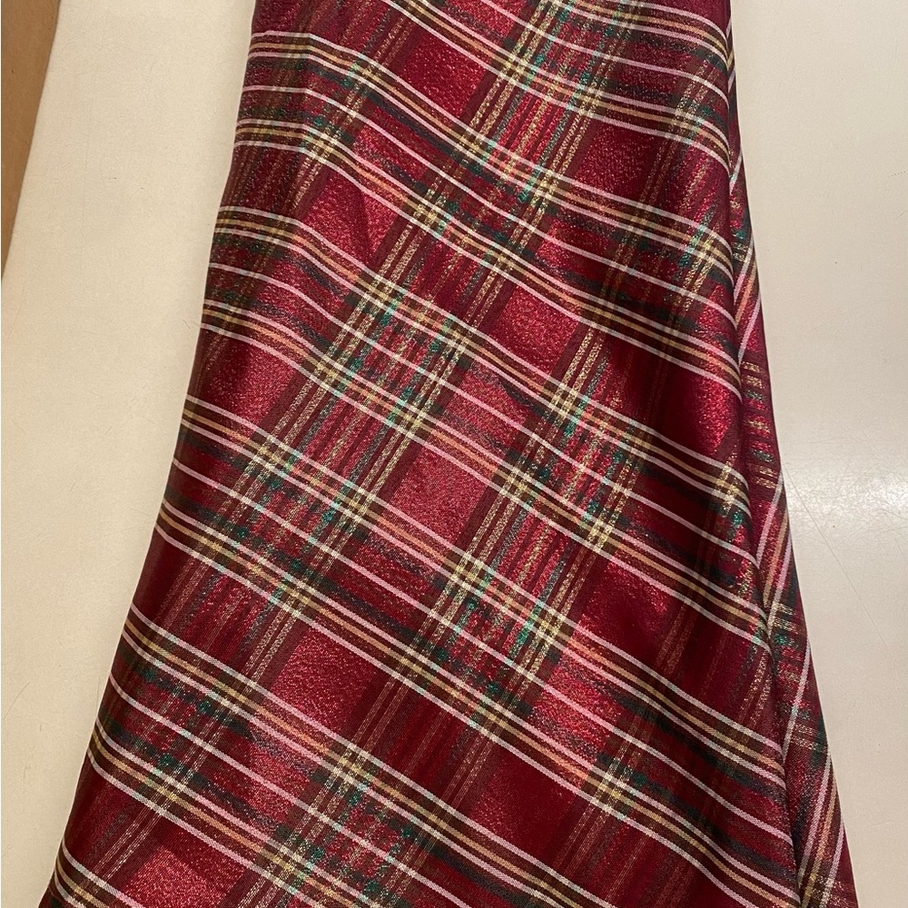 Christmas plaid round 70" table cloth . Great for decor...very festive - Picture 3 of 7